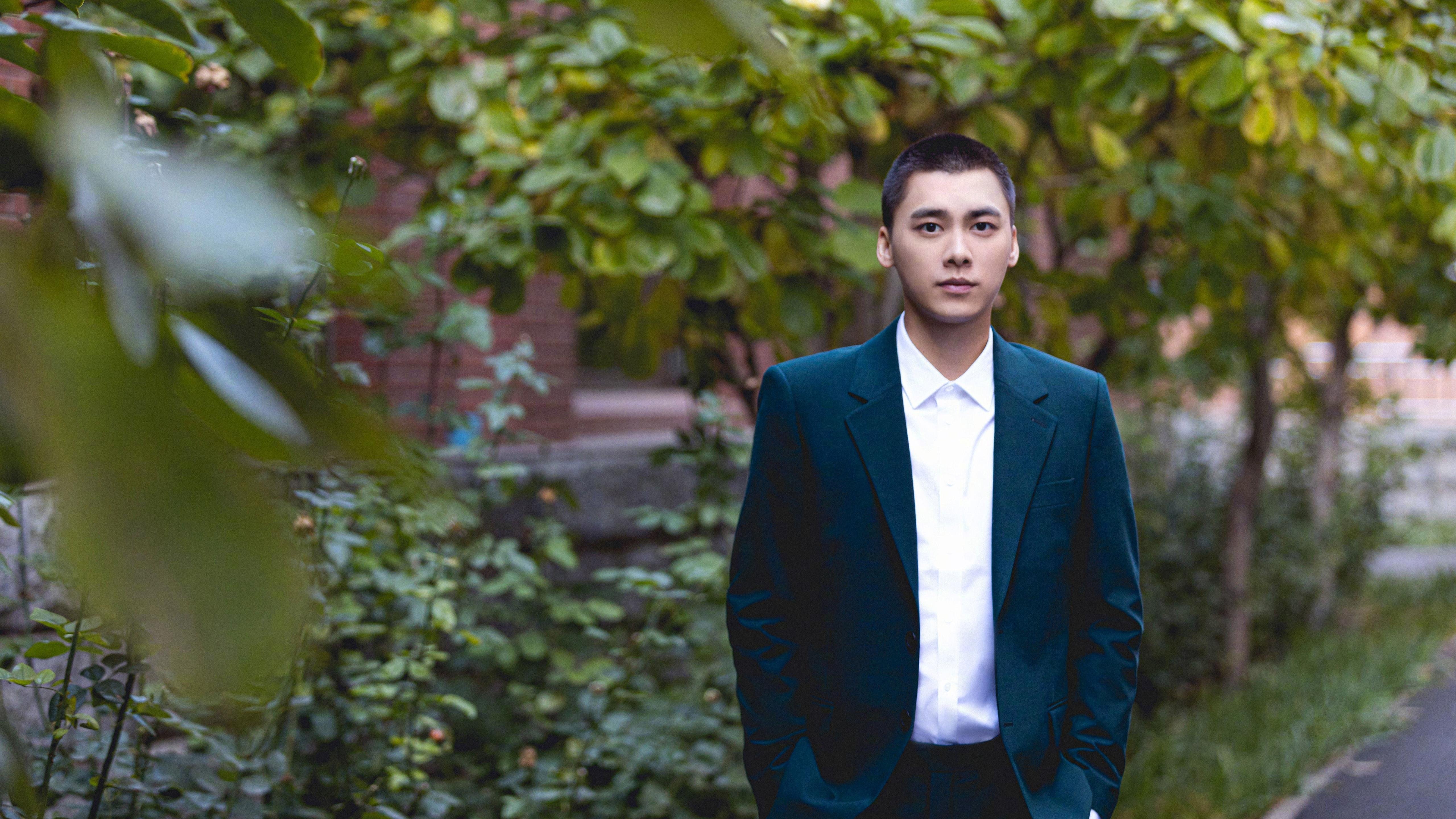 国足队内竞争激烈，主力位置更具挑战，国足局面